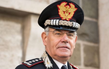 I Carabinieri Forestali della provincia di Reggio Calabria accolgono il Generale di Corpo d’Armata Andrea Rispoli In mattinata, è infatti atteso a Taurianova dove, nell’ambito delle iniziative promosse all’interno della prestigiosa cornice di Taurianova Capitale del Libro 2024, l’Amministrazione Comunale l’ha invitato a presentare il proprio libro “Il Riflesso degli Eroi”