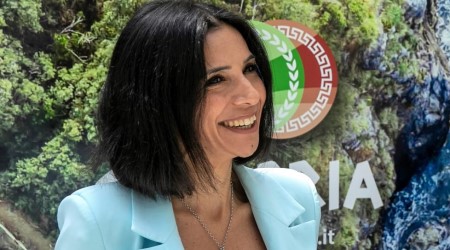 Salvatore Clemensi protagonista su La7, Princi, “La Calabria continua a brillare” L’Hairstylist di Bova Marina, a partire da domenica 10 maggio scorso, sta guidando i telespettatori in un percorso articolato in 4 puntate, offrendo preziosi consigli e ispirazioni sui temi della libertà, gentilezza, bellezza e felicità