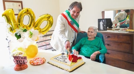 Carolei festeggia i 100 anni della signora Luigina Dichiara il sindaco, "una fortissima emozione trovarsi di fronte a chi ha attraversato un secolo della nostra storia, con tanti momenti felici ma con altrettanti momenti difficili"