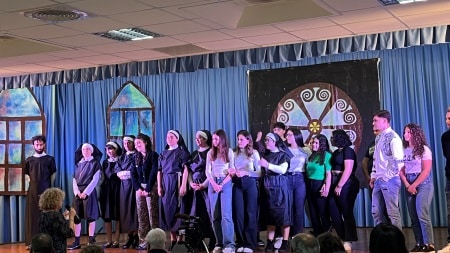 Grande successo a Palmi per il musical “Sister Act” messo in scena dagli studenti dell’Einaudi-Alvaro Lo spettacolo è frutto di un lungo e appassionante percorso progettato in seno alle attività legate al P.N.R.R., “Azioni di prevenzione e contrasto della dispersione scolastica” 