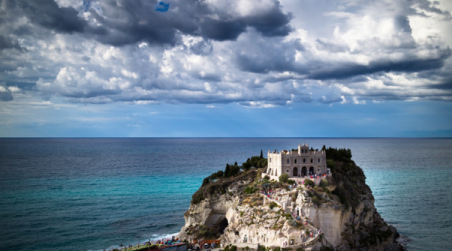 Il Porto di Tropea è il primo Marina Resort della Calabria, Lo Schiavo: “Soddisfazione per un risultato frutto della mia legge” La norma punta, inoltre, a mettere la Calabria al passo delle altre regioni che hanno già adottato tale disciplina e delle località competitor degli altri Paesi che si affacciano sul Mediterraneo