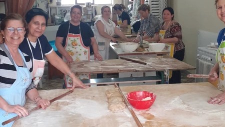 Isola, il 5 maggio in Piazza con la “Pitta cu d’ogghju – tra record e bontà” Si tratta del dolce tipico per eccellenza del territorio, che si tramanda da molte generazioni e si prepara soprattutto nel  periodo della festa della Madonna Greca