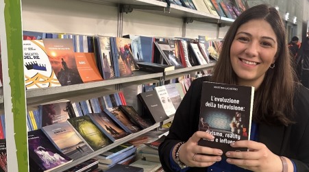 Martina Licastro presenta il suo volume al Salone del Libro di Torino Il libro effettua un’analisi che parte dalle origini della televisione, passando per i reality e i talent show, per giungere infine alla descrizione della attuale dimensione ibrida che collega le basi fondanti del "nuovo" essere divo oggi più che mai al centro del dibattito