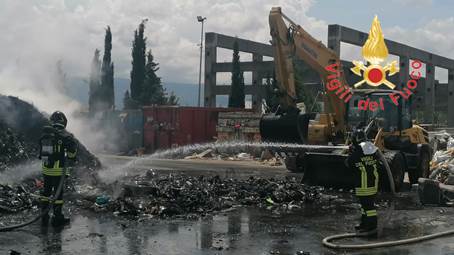 Grande rogo sui rifiuti in una zona industriale in Calabria, intervento dei Vigili del fuoco Attualmente la situazione è oramai sotto controllo si sta provvedendo allo smassamento dei rifiuti, allo spegnimento di ultimi focolai ed alla bonifica