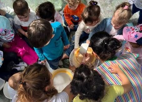 Un giorno per le sentinelle dell’ambiente In occasione della Giornata Mondiale delle Api, i piccoli dell'asilo nido "Noi con i Bambini" di San Roberto hanno partecipato a un evento organizzato in collaborazione con l'associazione no profit "GAYA - Mondo di Unione" di Calanna