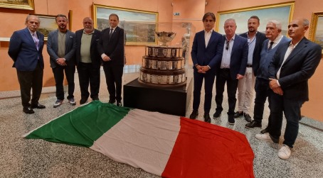 La Coppa Davis alla Pinacoteca civica di Reggio Calabria Falcomatà: «Accogliamo qui il trofeo perché lo sport nella nostra città si intreccia in maniera indissolubile con la nostra storia, la nostra identità e la nostra cultura»