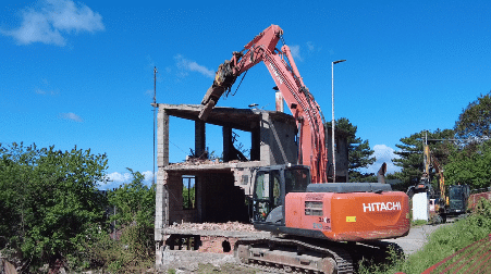 Dopo 50 anni abbattuto ecomostro a San Giovanni in Fiore, il sindaco, “Gli abusi vanno rimossi, mai più violenze verso l’ambiente” Succurro ha lanciato un messaggio netto e inequivocabile contro l'abusivismo edilizio e per la tutela dell'ambiente, in coerenza con il proprio programma politico di promozione e valorizzazione della bellezza del territorio