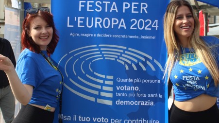 Oggi a Soverato, domani a Crotone e domenica a Reggio Calabria arriva la Festa dell’Europa con Studio54network Dopo il successo di Pizzo e Cosenza, gli scorsi 10 e 12 maggio, riparte oggi l'Euro Tour di Studio54network nelle piazze calabresi, dedicato alla Festa dell'Europa, per scoprire e promuovere l'Unione Europea in una Calabria sempre più europea