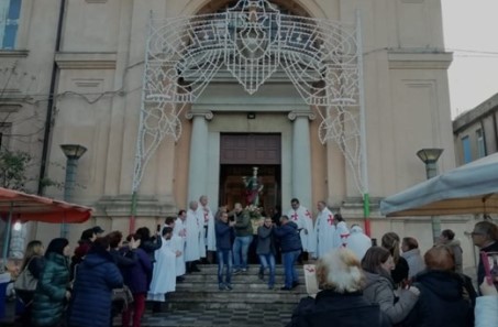 TAURIANOVA: GRANDE PARTECIPAZIONE ALL’INAUGURAZIONE DELLA “CHIESA DI SANTA LUCIA DEGLI ARTISTI ALL’IMMACOLATA” Inaugurata alla presenza di S.E. Rev.ma Mons. Giuseppe Alberti, Vescovo della Diocesi Oppido-Palmi, che dopo il rituale taglio del nastro e un breve discorso di augurio è giunto al momento solenne della benedizione