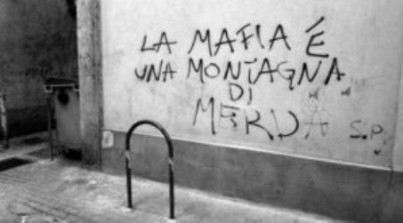 IL 14 maggio 1993, viene ucciso barbaramente l’onesto commerciante calabrese Nicola Remondino Assassinato all’età di 30 anni, da alcuni sicari della ‘ndrangheta mentre stava chiudendo la serranda del suo negozio