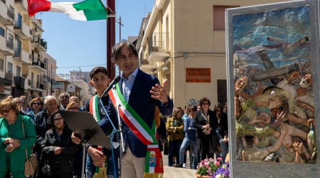 A Santa Caterina una stele ricorda le vittime dei bombardamenti del 6 maggio 1943 L'omaggio dell'Amministrazione comunale al monumento realizzato dall'Associazione Noi per Santa Caterina