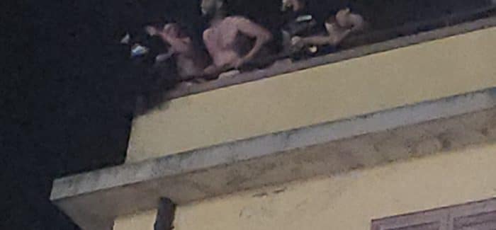 Catanzaro, lo spettacolo degli ultras diffidati da un palazzo di fronte lo stadio “Ceravolo”. VIDEO All'uscita dello stadio dopo la vittoria per 4 a 2 con il Brescia