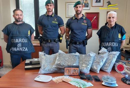 Traffico di stupefacenti. Un arresto in Calabria per spaccio di droga, sequestrata cocaina e marijuana La perquisizione, estesa dalla Fiamme Gialle vibonesi presso l’abitazione del soggetto fermato, avvenuta con l’ausilio del cane antidroga “Jerry – Lee” del Gruppo della Guardia di Finanza, ha permesso di rinvenire, abilmente occultato all’interno dei mobili della cucina