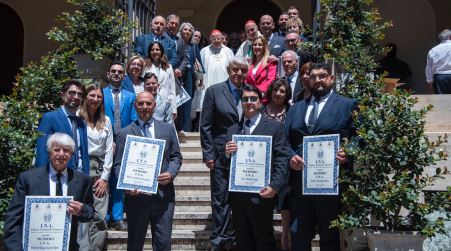 In Vaticano la chiusura dell’anno istituzionale dell’Istituto Nazionale Azzurro La Santa Messa è stata presieduta da Sua Eminenza Reverendissima Il Cardinale Angelo Comastri e concelebrata da Sua Eminenza Reverendissima il Cardinale Francesco Monterisi, con la partecipazione di Arcivescovi, Vescovi e ben 20 Monsignori della Curia Vaticana