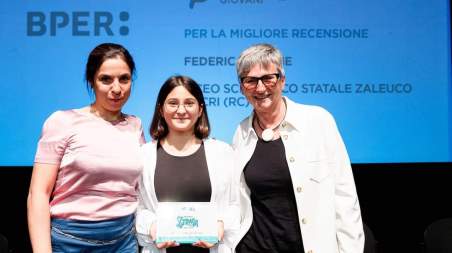 La sidernese Federica Pitone vince il Premio Strega Giovani 2024 Scrittrice di grande talento, Federica Pitone è una studentessa della III^ A del liceo scientifico "Zaleuco" di Locri