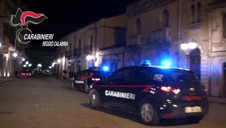 Incendiano un’autovettura e si danno alla fuga, denunciati due cittadini di San Ferdinando Immediate le indagini dei Carabinieri che sono riusciti ad identificare i responsabili di questo insano gesto che sono stati deferiti alla Procura della Repubblica di Palmi con l’accusa di danneggiamento