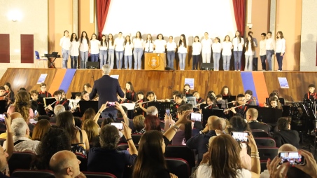 La Scuola Allievi Carabinieri di Reggio Calabria e l’Istituto Comprensivo “De Amicis – Bolani” uniti nel concerto di fine anno per la legalità L’evento, che ha visto la partecipazione di un numero di circa 800 persone tra genitori, studenti e docenti insieme ad alcune tra le più importanti cariche istituzionali del territorio, è stato particolarmente significativo sotto il profilo educativo-motivazionale