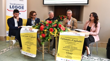 Estate con i libri : presentato il cartellone estivo di Taurianova Capitale Italiana del Libro 2024 Un'estate ...Capitale: il programma unisce intrattenimento e letteratura. Tra gli ospiti:  Luca Word, Eugenio Finardi, Fausto Leali, Arisa, Fiordaliso, Alessandro Preziosi, Tommaso Labate