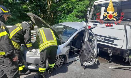 Tragico incidente stradale in Calabria. Scontro mortale tra due mezzi sull’A2, il bilancio è di un morto e due feriti Le due persone ferite sono state estratte dalle lamiere venivano affidati al personale sanitario del Suem118 per le cure del caso e successivo trasferimento in ospedale con elisoccorso