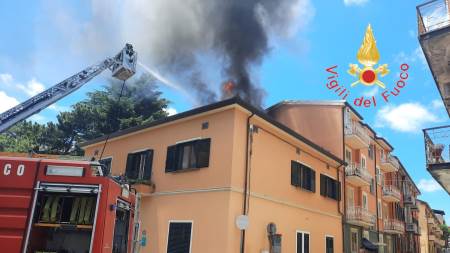 Si incendi un tetto in uno stabile in Calabria, durante le operazioni sono stati tratti in salvo due cani L'incendio probabilmente scaturito dall'impianto fotovoltaico sta impegnando 15 unità Vigili del fuoco 