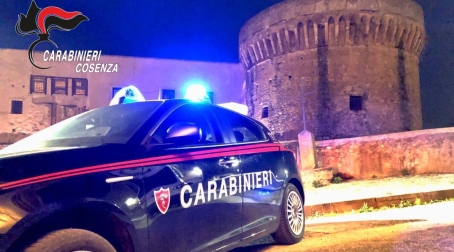 Divieto di dimora per un datore di lavoro in Calabria, accusato di atti sessuali ai danni di una dipendente L’uomo, durante l’interlocuzione avvenuta in un locale interno non coperto da sistemi di videosorveglianza, dopo aver richiesto che la donna rimanesse in slip