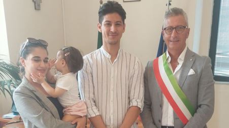 Da clandestino a cittadino italiano, la favola di Hamid si corona con il giuramento davanti al sindaco Biasi Il primo cittadino: Una storia esemplare di riscatto tramite il lavoro in una Taurianova che si conferma “città delle opportunità”        