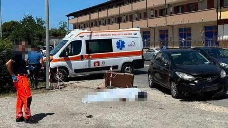 Ennesimo incidente stradale in Calabria, perde la vita un giovane di 24 anni Sul posto un’ambulanza, gli operatori del 118 e le forze dell’ordine, che hanno avviato tutti gli accertamenti di rito per ricostruire l’esatta dinamica dell’ennesimo incidente mortale