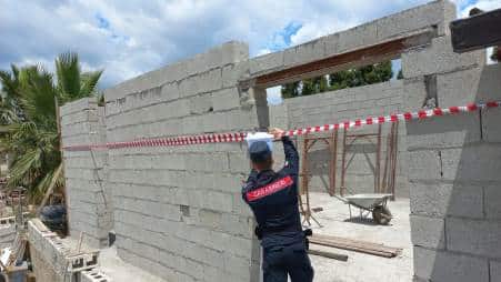 Autorizzazionin edilizie e paesaggistiche: Denunce e sequestri dei carabinieri in Calabria Qualora le ipotesi accusatorie fossero confermate e fatte salve le garanzie di difesa, rischia l’arresto fino a due anni e l’ammenda fino a un massimo di 51.645 euro