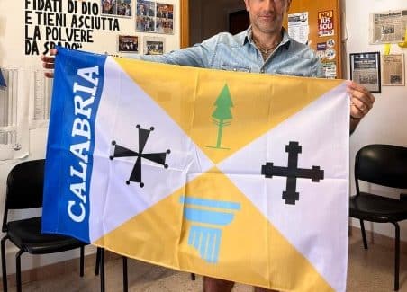 Furgiuele (Lega), “Sono felice di aver visto la bandiera della Calabria sventolare in aula” Il parlamentare non ha potuto partecipare in quanto era stato espulso dalla camera perché durante il dibattito aveva fatto con le mani il segno della "XMas"