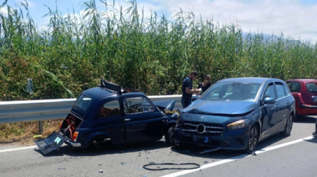 Ennesimo incidente stradale in Calabria, il bilancio è di un morto in uno scontro frontale tra due auto Per cause il cui accertamento è affidato alla Polizia Stradale intervenuta sul posto, l’impatto è stato frontale fra le due auto
