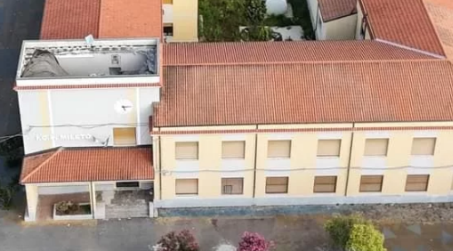 Crolla il tetto di una scuola in Calabria, era stata sede di seggio elettorale pochi giorni fa a struttura era stata oggetto in passato di lavori svolti dalle precedenti amministrazioni e al momento le documentazioni inerenti ai collaudi e alle certificazioni antisismiche rinvenute risalgono tra il 2012 e il 2015
