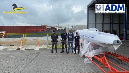 Traffico di armi al Porto di Gioia Tauro, sequestrati due droni per uso bellico occultati dentro un container I velivoli a guida autonoma (UAV) assemblati hanno una stazza pari a oltre 3 tonnellate per una lunghezza di oltre 10 metri ed una apertura alare di circa 20 metri