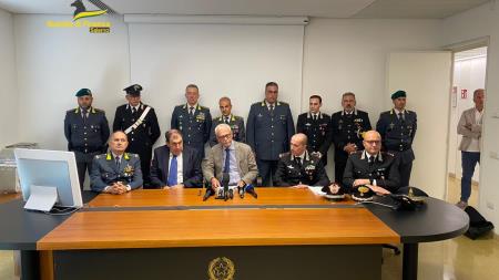 Traffico di migranti e riciclaggio. Operazione della Guardia di Finanza con 47 arresti per immigrazione clandestina.  TUTTI I NOMI L’ordinanza di custodia cautelare e divieto di esercizio della propria attività ha coinvolto anche la Calabria