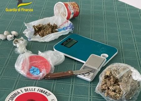 Arrestato un presunto spacciatore alla stazione ferroviaria di Lamezia Terme e sequestrata droga in suo possesso Sorpreso nella flagrante illecita condotta di detenzione di sostanze stupefacenti al fine di spaccio e sequestrate le sostanze rinvenute