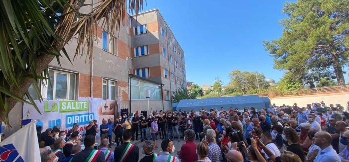 Oggi la grande manifestazione per salvare l’ospedale di Polistena. Ore 18,30 inizia il raduno all’ingresso dello spoke un dovere morale per i cittadini iniziare a lottare per la sua salvaguardia.Il silenzio degli indifferenti non è ammesso