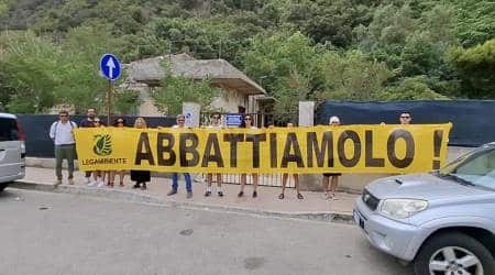 Goletta Verde in Calabria a Palmi Questa mattina blitz di Goletta Verde e del Comune di Palmi davanti a due immobili abusivi che saranno abbattuti a settembre