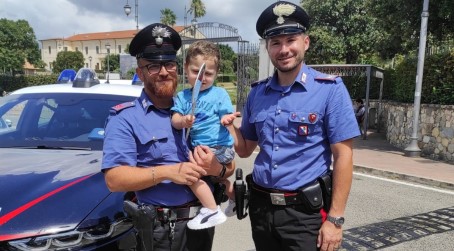 Il fatto in Calabria. Bimbo di 3 anni bloccato accidentalmente nell’auto della madre. Liberato dai Carabinieri La madre, "I due Carabinieri sono stati disponibili nel prestarmi massima attenzione e supporto al fine di forzare l’apertura della macchina e liberare nostro figlio"