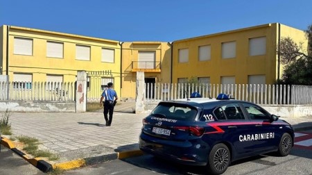 Raid vandalico in una scuola nel Reggino, distrutti aule, armadi e aperto rubinetti, quattro minori denunciati Un quadro desolante che ha portato a contattare immediatamente i carabinieri della Stazione di San Ferdinando, i quali si sono attivati prontamente per le ricerche dei responsabili