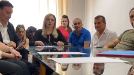 Gioia Tauro, la sindaca Simona Scarcella vara la Giunta, parla di “grandi responsabilità, inefficienze ereditate, contatti diretti con il territorio” e apre all’opposizione. Dettagli e FOTO La nuova squadra amministrativa del primo sindaco donna della città del Porto è tra il "tecnico" e "l'operativo" come ha voluto sottolineare la neo sindaca, si attende il banco di prova dei fatti