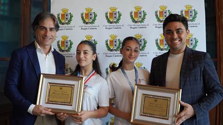 Le campionesse di Danza sportiva Francesca Assumma e Serena Pennestrì ricevute a Palazzo Alvaro Le giovani atlete, distintesi ai Mondiali in Germania e agli Europei in Polonia e Slovenia, sono state accolte dal sindaco Giuseppe Falcomatà e dal consigliere delegato Filippo Quartuccio