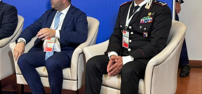 L’arma dei carabinieri e il generale Salsano baluardi nella difesa della legalità Per realizzare tutto ciò l’Università del Mediterraneo, ha chiesto un supporto all’Arma dei Carabinieri nel master Internazionale di II livello in ONE HEALTH, analista esperto nella valorizzazione di modelli sostenibili di salvaguardia, sviluppo e twin transition, dell’area vasta dello Stretto di Messina