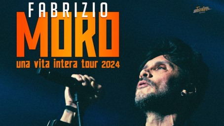 Fabrizio Moro in concerto il 30 agosto al nuovo anfiteatro di Rosarno Il concerto si inserisce fra le tappe di "Una vita intera tour 2024" che porterà Moro nel mese di agosto a esibirsi in tutta Italia