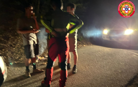 Ritrovati nella notte i due escursionisti dati per dispersi nel Reggino I due facevano parte di un gruppo di 5 escursionisti. 3 di loro, giunti alla loro autovettura, non vedendo rientrare gli altri due, hanno dato l'allarme