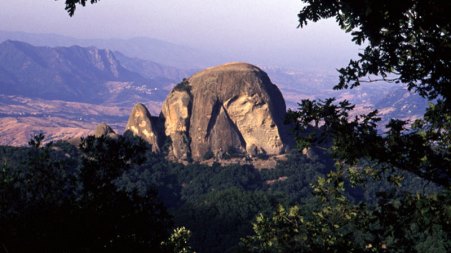 L’Ente Parco Nazionale dell’Aspromonte propone un viaggio attraverso i luoghi simbolo del Geoparco Considerata la regina dell'Aspromonte, enigmatica e carica di leggende; Pietra Cappa spicca con i suoi 130 metri di altezza e con ben 4 ettari di estensione è il monolito tra i più grandi d'Europa