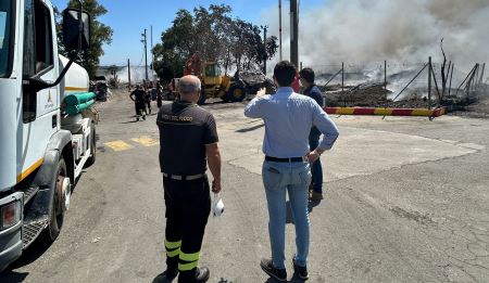 Palmi, ALLARME NUBE TOSSICA. Proseguono le attività di spegnimento alla “Poly2Oil”, il sindaco Ranuccio, “Adotterò ogni provvedimento necessario”.VIDEO OPERAZIONI IN CORSO Ed esprime solidarietà ai sindaci delle città che sono state coinvolte dalla colonna di fumo, "e tramite loro, alle famiglie ed ai lavoratori che a causa dell’incendio devono subire tutte queste limitazioni"