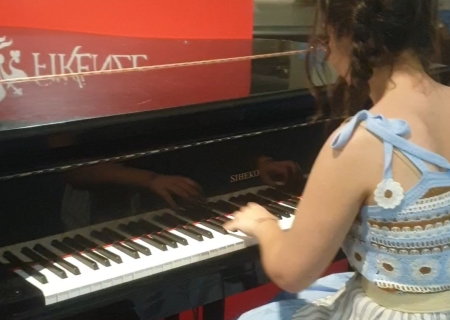 Aurora Foti Incanta al Pianoforte con Gershwin a Palazzo Vecchio a Firenze L’artista calabrese Aurora Foti fa parte sin da bambina del gruppo musicale del padre cantautore folk Pasquale Foti I Calabrisound di Palmi