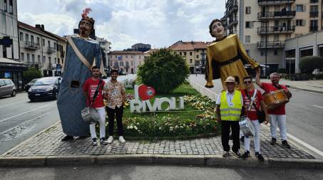 I “Giganti” di Taurianova accolti calorosamente in Piemonte Il Gruppo Folkloristico I Giganti di Taurianova dei F.lli Taverna Domenica 30 Giugno è stato in trasferta a Rivoli (Torino) in occasione della Festa dei Calabresi organizzata dalla Proloco di Rivoli