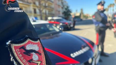 In Calabria. Famiglia bulgara trovata con 4.000 Euro falsi:  i Carabinieri arrestano una donna e denunciano due suoi congiunti Anche nella giornata odierna gli stessi stranieri avevano pensato di reiterare i loro acquisti con lo stesso stratagemma ed in particolare la donna ha raggiunto l’esercizio commerciale dove è stata bloccata dai militari con una delle banconote incriminate, anche questa da 200 Euro