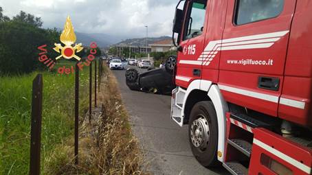 Brutto incidente in Calabria. Perde il controllo dell’automobile e va a sbattere contro un muro per poi ribaltarsi Intervento dei vigili del fuoco è valso altresì alla messa in sicurezza del sito e della vettura