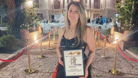 Gioia Tauro, “Premio Calabria che Lavora 2024”: Celebrazione delle Eccellenze Calabresi, tra i premiati l’artista taurianovese Carmelita Caruso A individuare le figure che meglio esportano il marchio positivo della Calabria, è stato un comitato presieduto dal premio Nobel Jang Ling e da Francesco Cianciarelli, docente di enogastronomia presso l’Università di Teramo, supportati da altre personalità, come Natale Princi, che è anche il proprietario della meravigliosa location in cui si è svolto l’evento